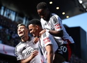 开云体育入口-包含利物浦后防线失误频频，球队连败形势不振的词条