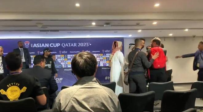 比赛中出现红牌事件,引起争议 比赛中出现红牌事件,引起争议