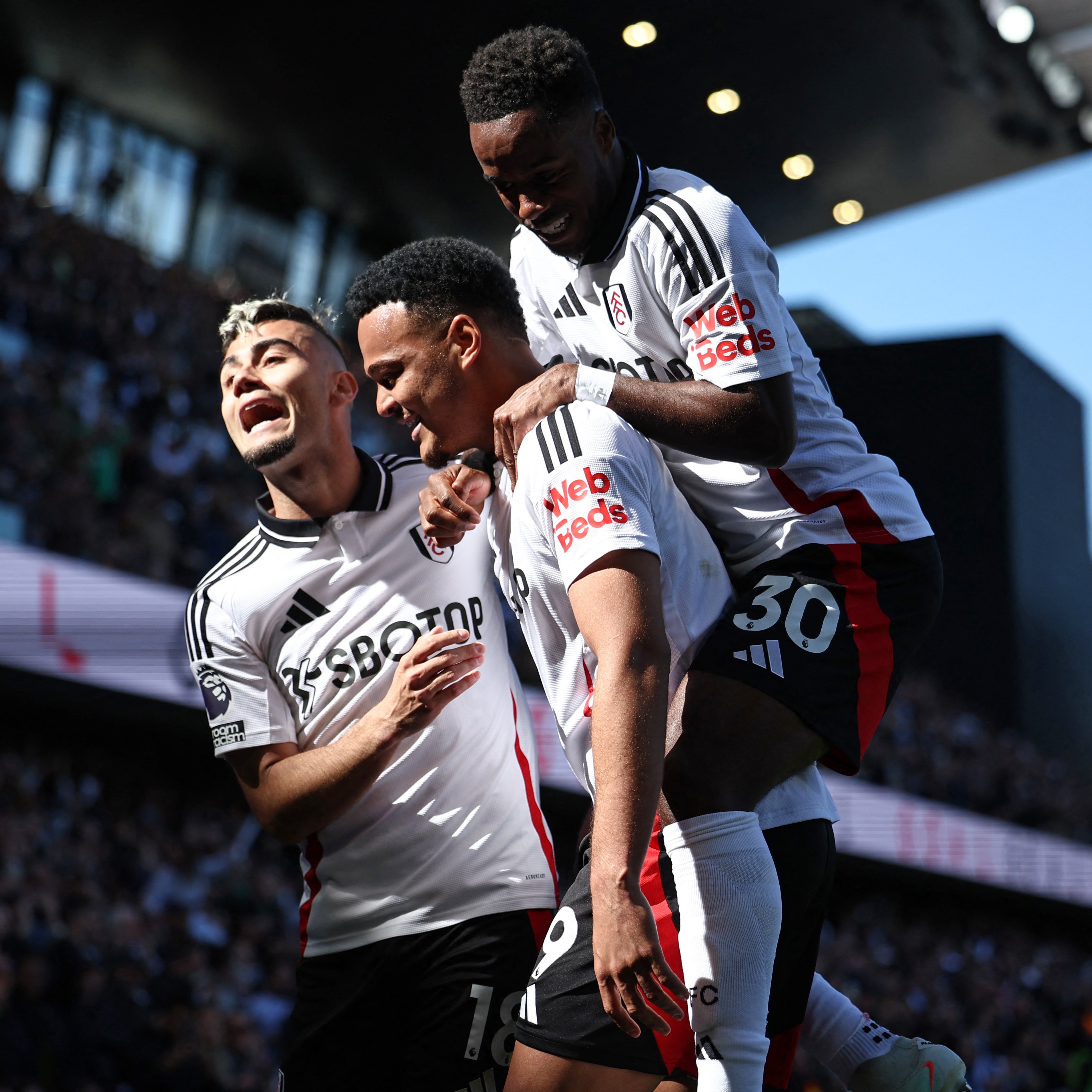 包含利物浦后防线失误频频，球队连败形势不振的词条