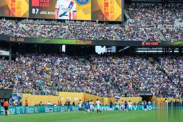 切尔西中场抢眼，控制比赛局势