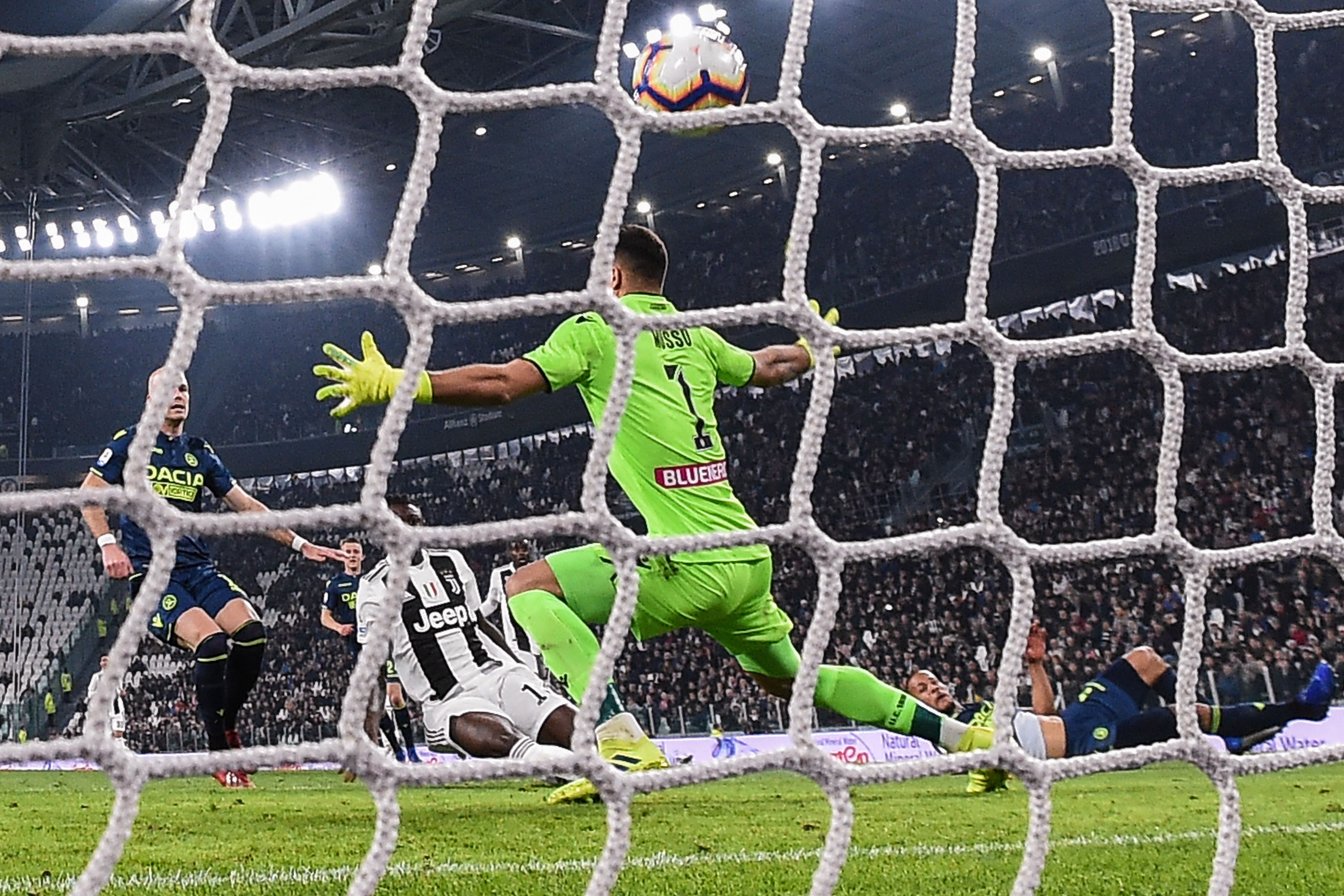 包含深圳乌迪内斯足球队狂风暴雨的词条