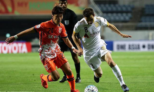 广岛三箭击败对手，赢得激烈比赛