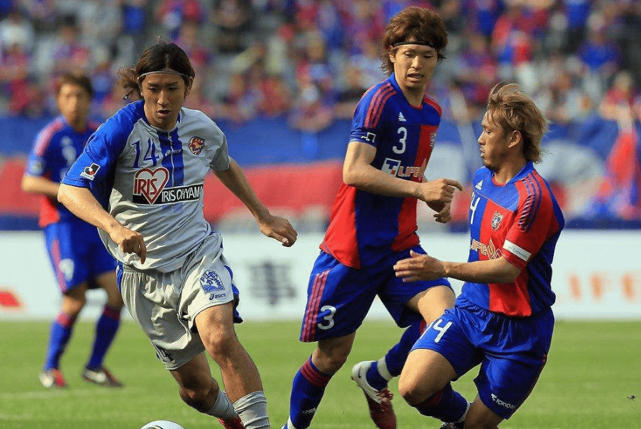 广岛三箭击败对手，赢得激烈比赛