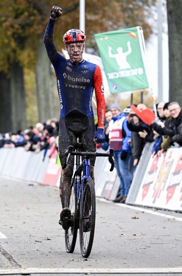 荷兰运动员在自行车比赛中力克对手的简单介绍