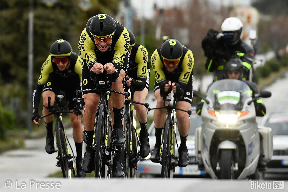 荷兰运动员在自行车比赛中力克对手的简单介绍