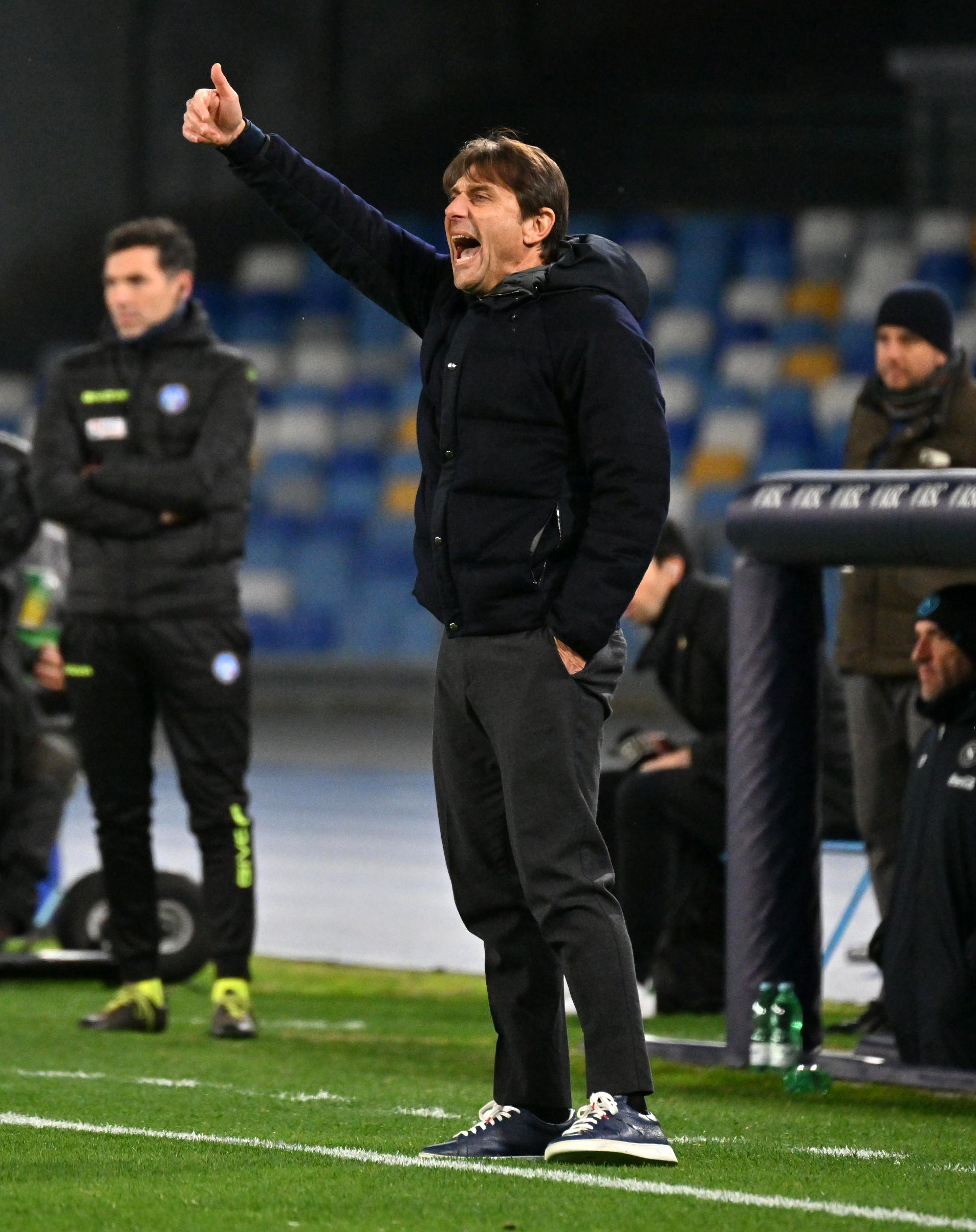 包含千里之外的悬殊较量，球员拼尽全力的词条