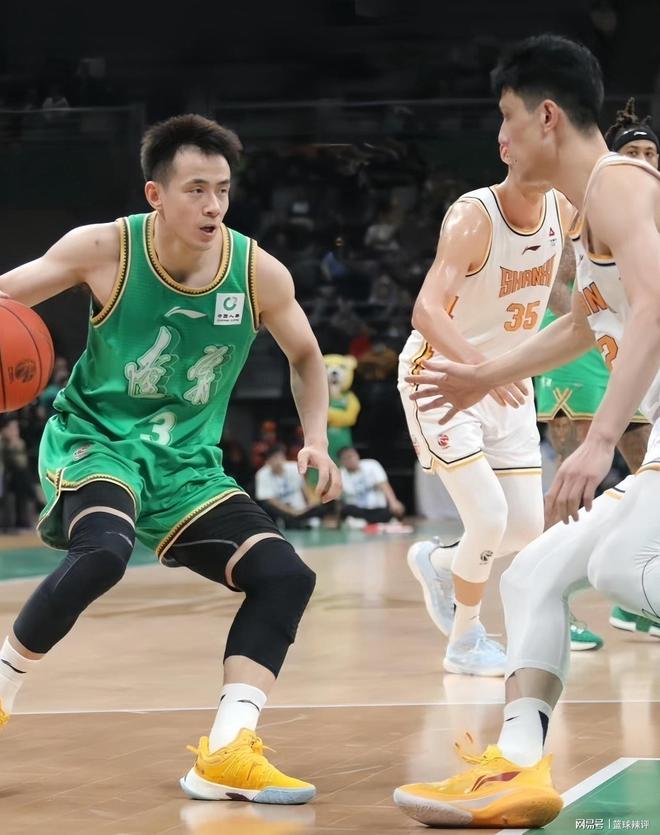 广东队主场大胜,稳居联赛榜首位置 广东队主场大胜,稳居联赛榜首位置