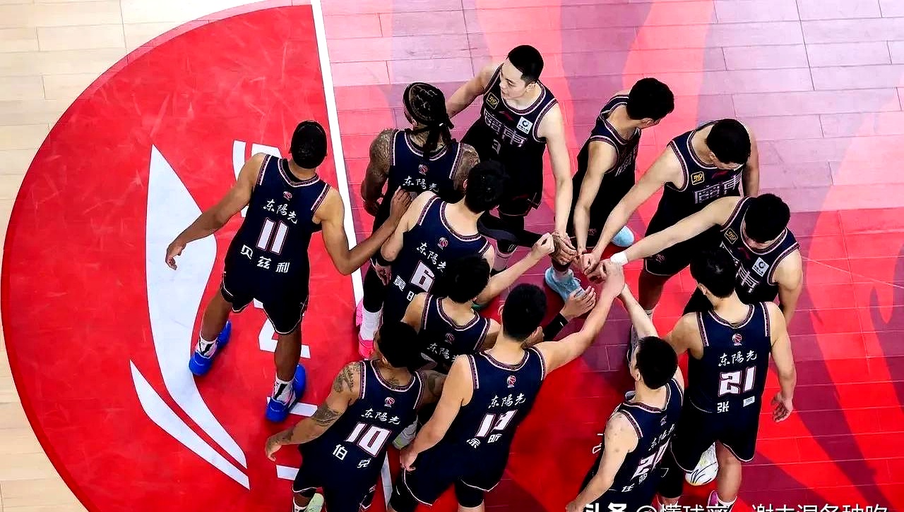 广东队鏖战江苏队,克莱扛起全队 广东队鏖战江苏队,克莱扛起全队