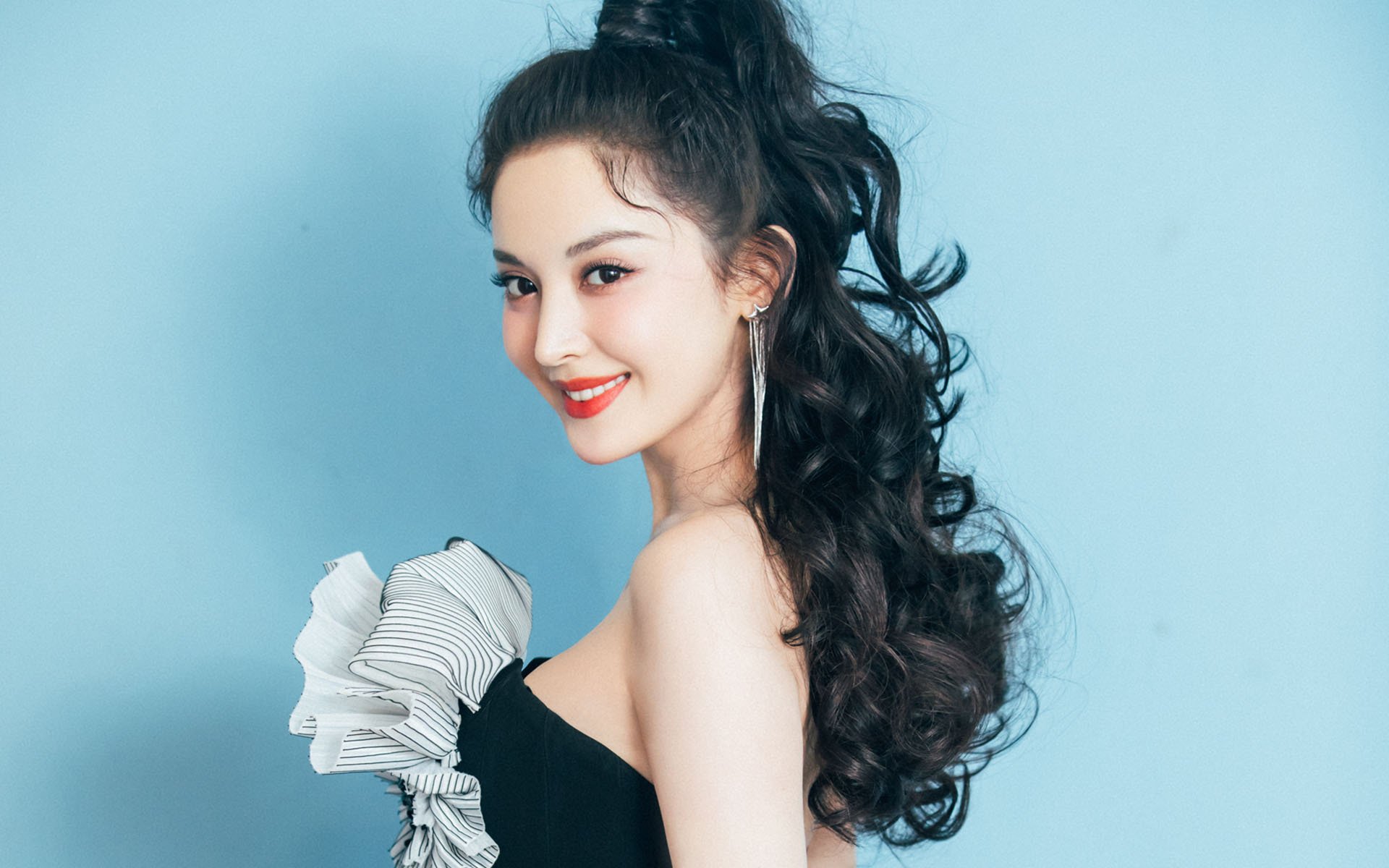 托尼·科巴内,在绿茵棋盘上,他以一记思想进球瓦解了阿尔及利亚的沙漠风暴